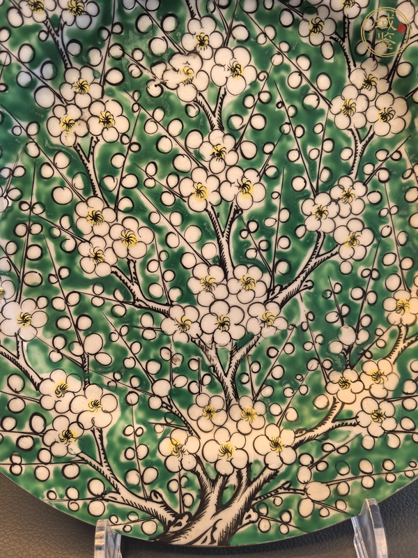 古玩陶瓷綠地粉彩梅花盤真品鑒賞圖