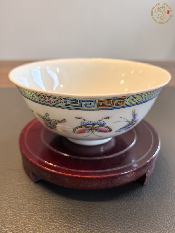 古玩陶瓷粉彩蝴蝶紋茶碗真品鑒賞圖