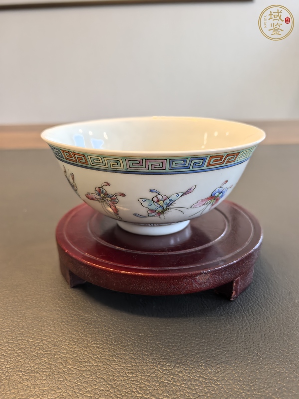 古玩陶瓷粉彩蝴蝶紋茶碗真品鑒賞圖