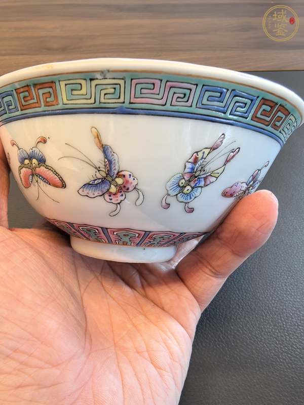 古玩陶瓷粉彩蝴蝶紋茶碗真品鑒賞圖