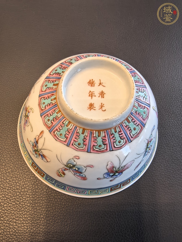 古玩陶瓷粉彩蝴蝶紋茶碗真品鑒賞圖