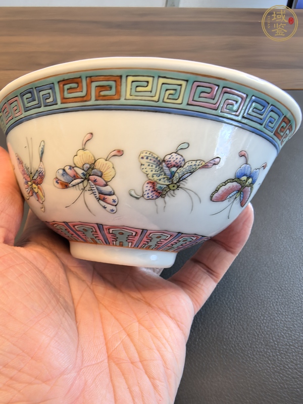 古玩陶瓷粉彩蝴蝶紋茶碗真品鑒賞圖