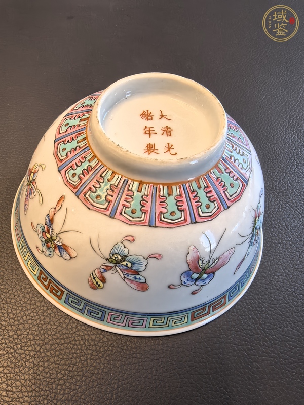 古玩陶瓷粉彩蝴蝶紋茶碗真品鑒賞圖