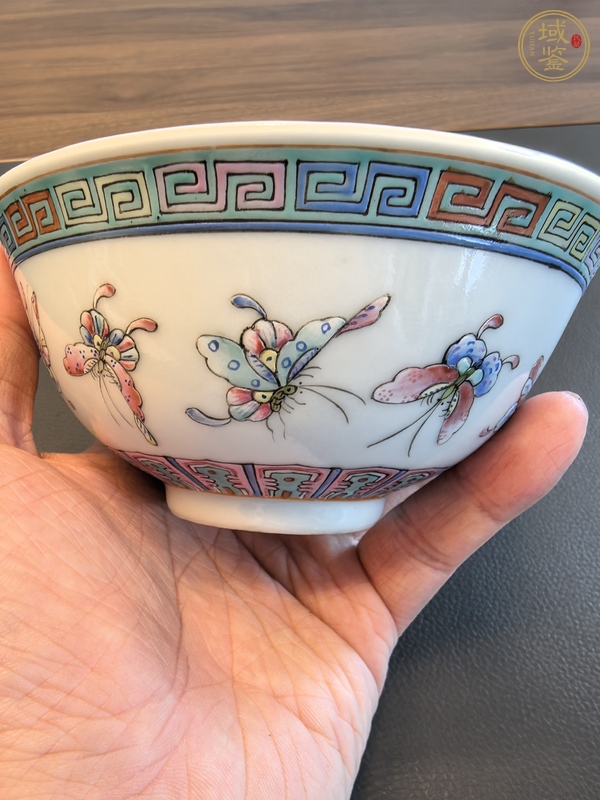 古玩陶瓷粉彩蝴蝶紋茶碗真品鑒賞圖