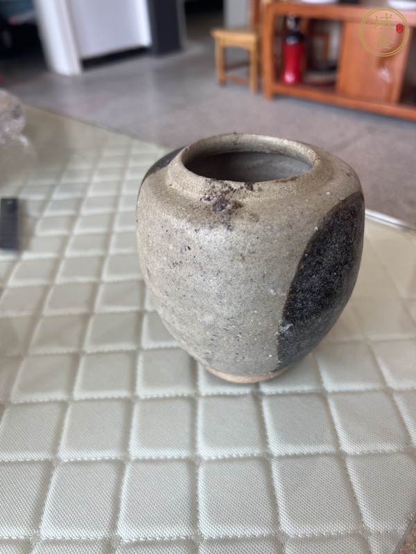 古玩陶瓷青釉褐彩罐真品鑒賞圖