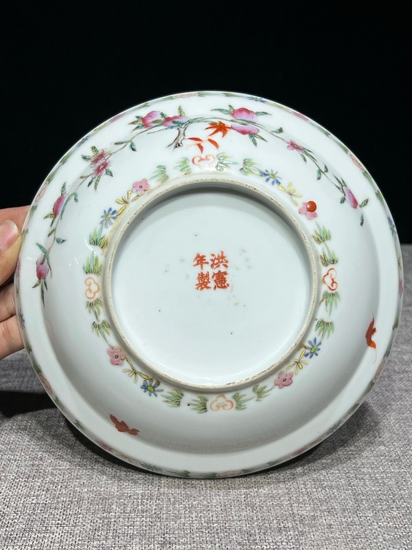 古玩陶瓷民國·洪憲款粉彩細路壽桃形折沿深腹盤拍賣，當前價格1880元