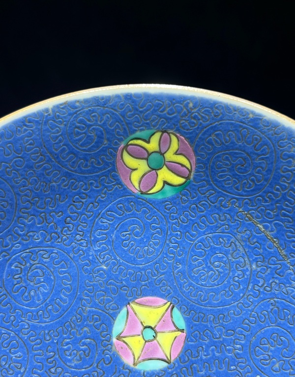 古玩陶瓷清·嘉慶皮球花軋道粉彩盤全品拍賣，當前價格2200元