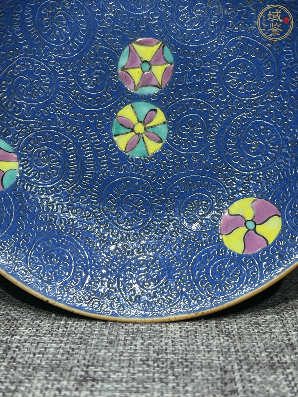 古玩陶瓷皮球花軋道粉彩盤真品鑒賞圖