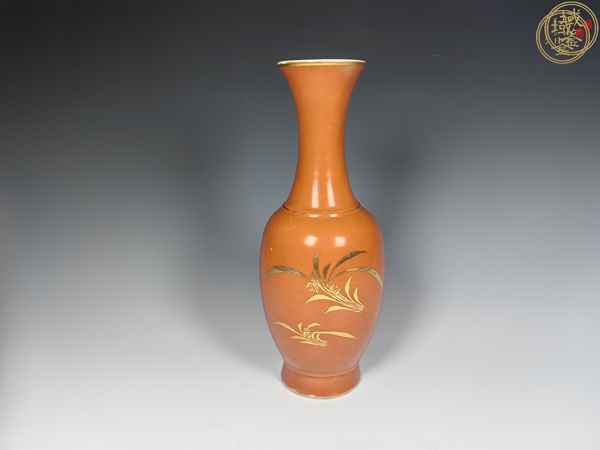 古玩陶瓷珊瑚紅描金蘭草紋撇口瓶真品鑒賞圖