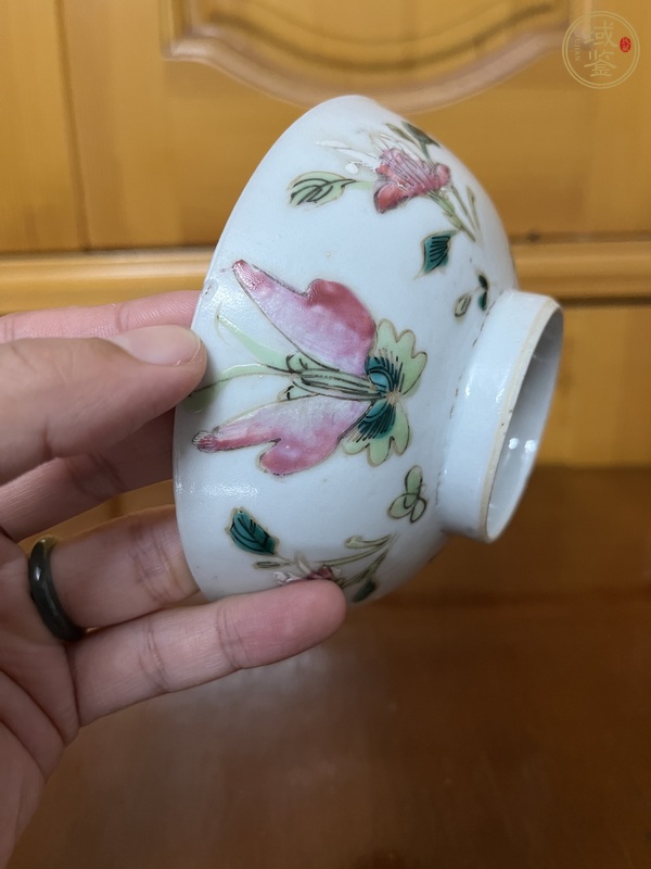 古玩陶瓷花蝶紋粉彩茶圓真品鑒賞圖