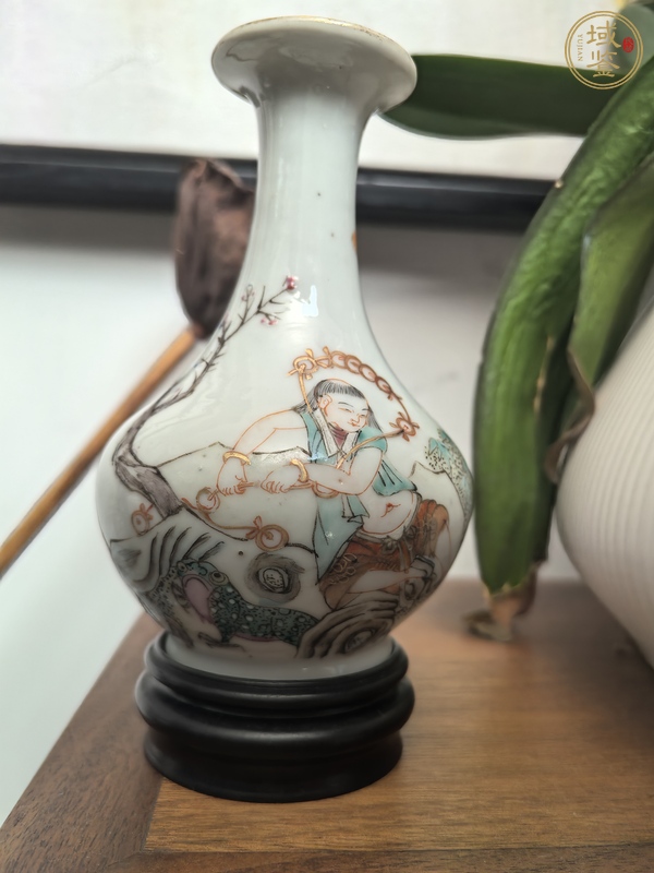 古玩陶瓷粉彩劉海戲金蟾圖撇口瓶真品鑒賞圖