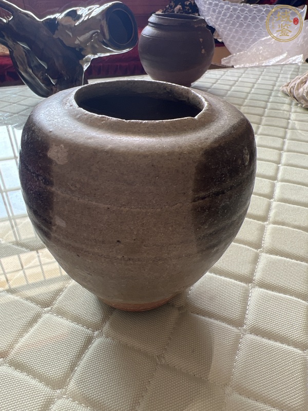 古玩陶瓷青釉褐彩罐真品鑒賞圖