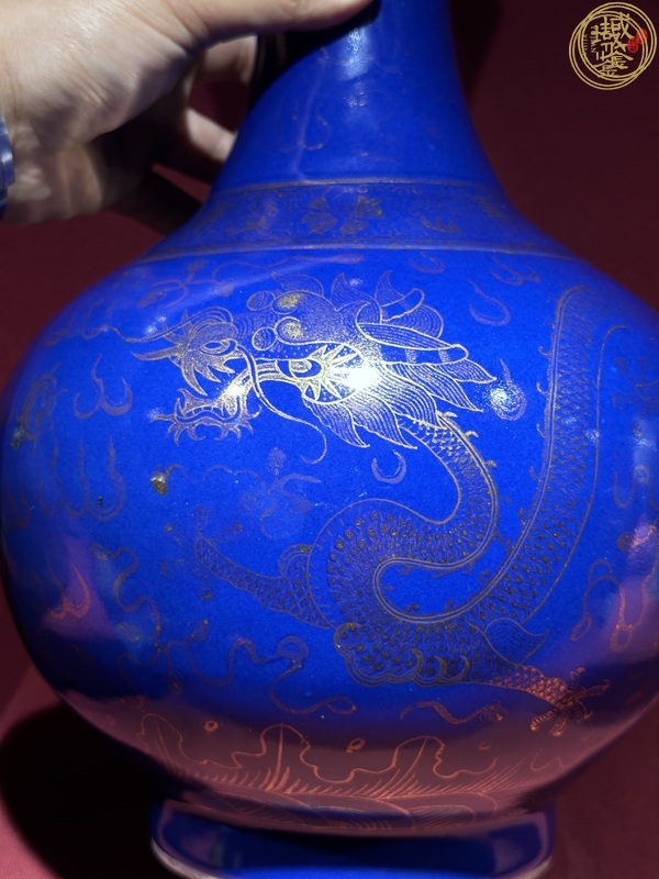 古玩陶瓷藍釉描金龍紋賞瓶真品鑒賞圖