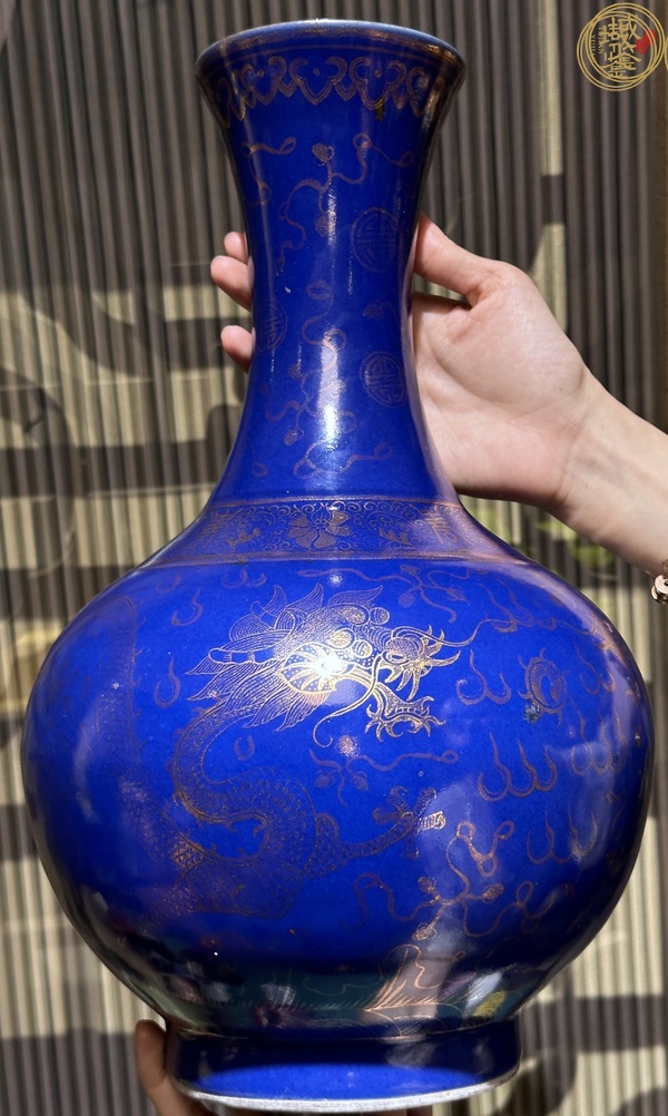 古玩陶瓷藍釉描金龍紋賞瓶真品鑒賞圖