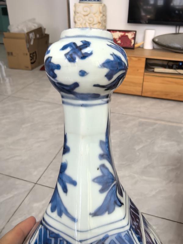 古玩陶瓷明晚期青花人物六方蒜頭瓶拍賣，當(dāng)前價(jià)格99999元
