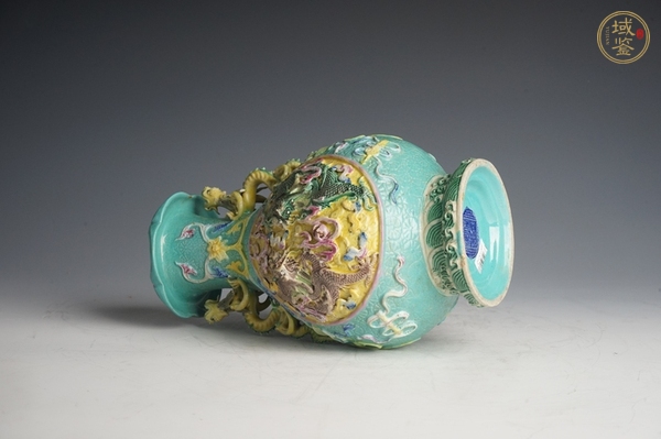 古玩陶瓷民國·綠地粉彩堆雕龍紋龍耳花口瓶真品鑒賞圖