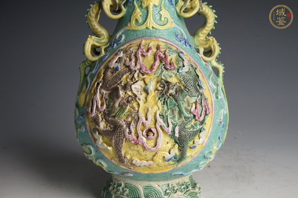 古玩陶瓷民國·綠地粉彩堆雕龍紋龍耳花口瓶真品鑒賞圖