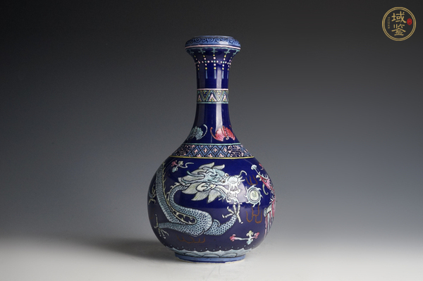 古玩陶瓷清末民初·藍地粉彩龍鳳呈祥紋蒜頭瓶真品鑒賞圖