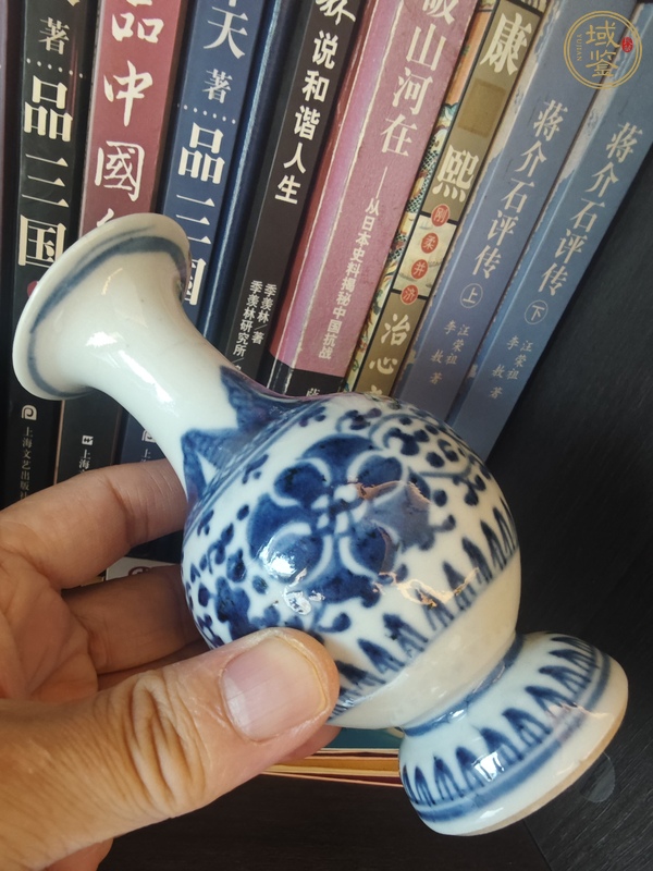 古玩陶瓷花卉紋青花瓶真品鑒賞圖
