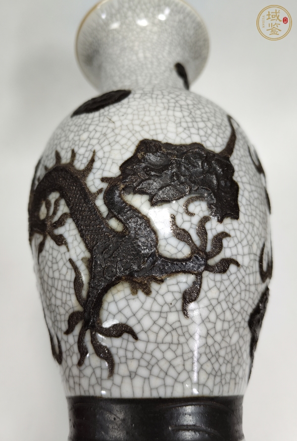古玩陶瓷哥釉鐵骨尼雙龍紋瓶真品鑒賞圖