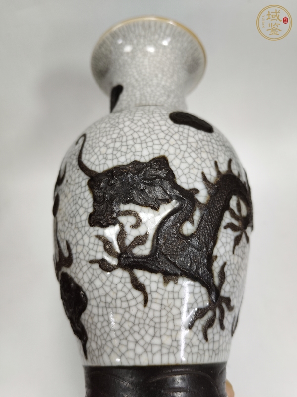 古玩陶瓷哥釉鐵骨尼雙龍紋瓶真品鑒賞圖