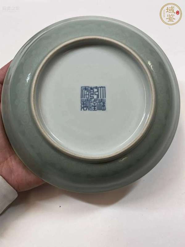 古玩陶瓷需上手，清乾隆風(fēng)格的豆青釉模印如意盤真品鑒賞圖