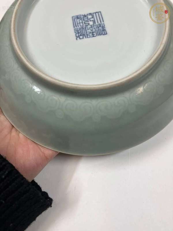 古玩陶瓷需上手，清乾隆風(fēng)格的豆青釉模印如意盤真品鑒賞圖