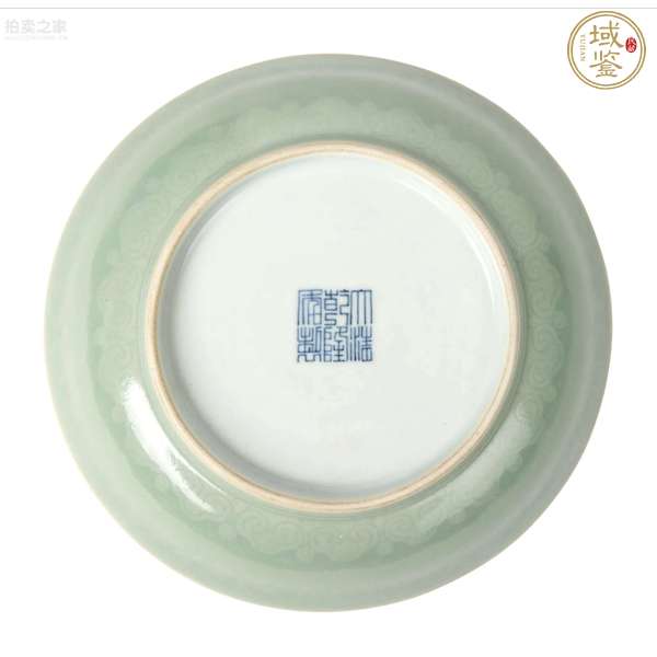 古玩陶瓷需上手，清乾隆風(fēng)格的豆青釉模印如意盤真品鑒賞圖