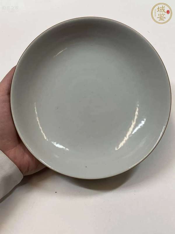 古玩陶瓷需上手,清乾隆風(fēng)格的豆青釉模印如意盤真品鑒賞圖