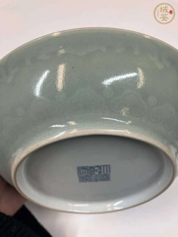 古玩陶瓷需上手，清乾隆風(fēng)格的豆青釉模印如意盤真品鑒賞圖