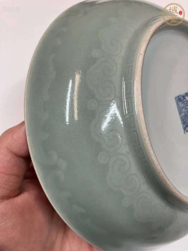 古玩陶瓷需上手,清乾隆風(fēng)格的豆青釉模印如意盤真品鑒賞圖