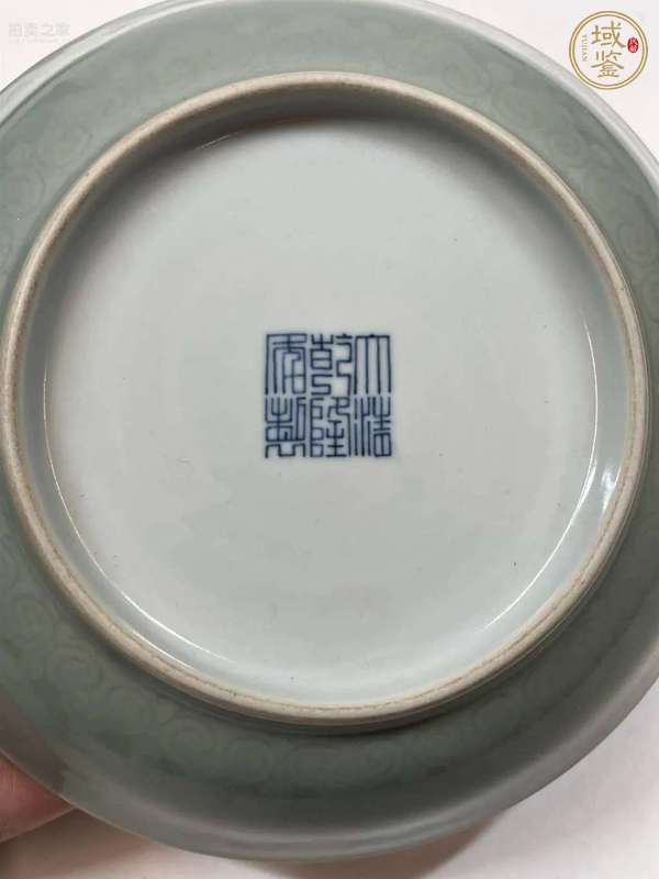 古玩陶瓷需上手，清乾隆風(fēng)格的豆青釉模印如意盤真品鑒賞圖
