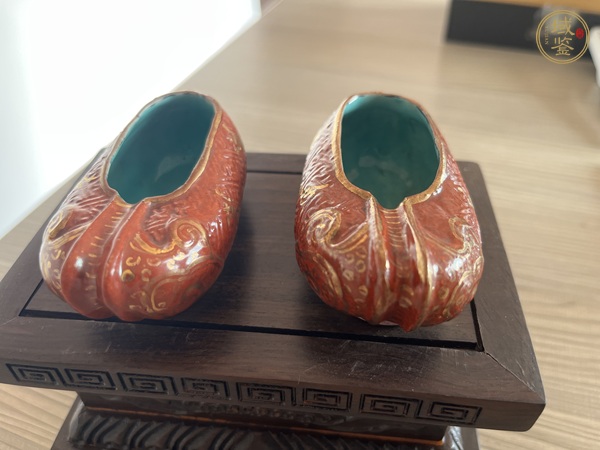 古玩陶瓷礬紅描金模印紋鞋真品鑒賞圖