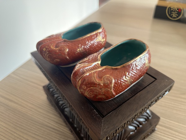 古玩陶瓷礬紅描金模印紋鞋真品鑒賞圖