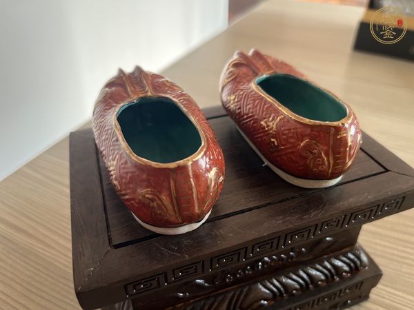 古玩陶瓷礬紅描金模印紋鞋真品鑒賞圖