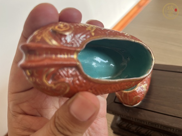 古玩陶瓷礬紅描金模印紋鞋真品鑒賞圖