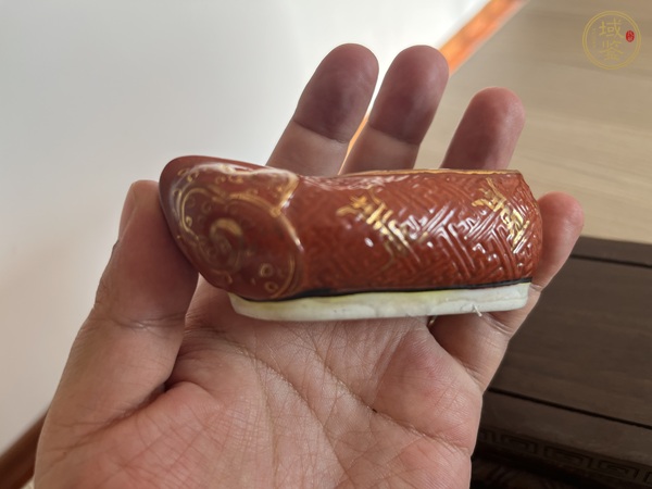 古玩陶瓷礬紅描金模印紋鞋真品鑒賞圖