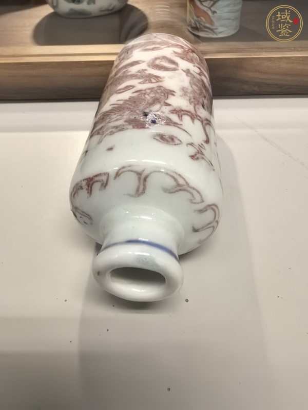 古玩陶瓷釉里紅趕珠龍紋鼻煙壺真品鑒賞圖