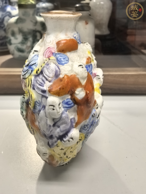 古玩陶瓷粉彩堆塑人物紋鼻煙壺真品鑒賞圖