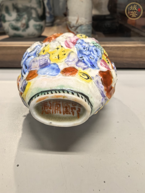 古玩陶瓷粉彩堆塑人物紋鼻煙壺真品鑒賞圖