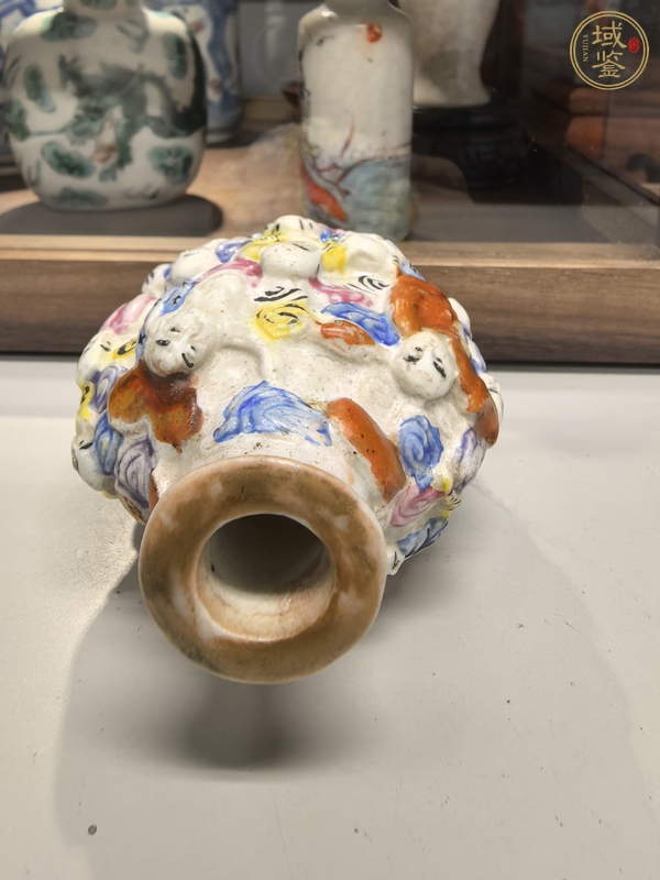 古玩陶瓷粉彩堆塑人物紋鼻煙壺真品鑒賞圖