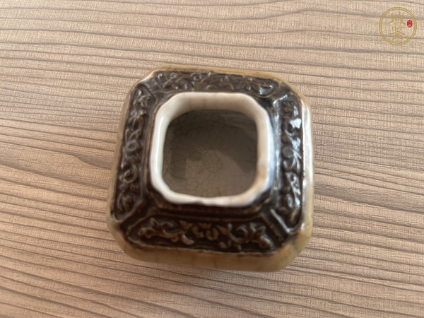 古玩陶瓷黃哥釉水盂真品鑒賞圖