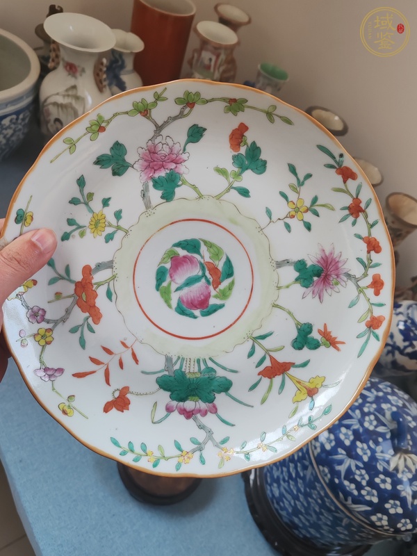 古玩陶瓷粉彩花卉紋花口盤真品鑒賞圖