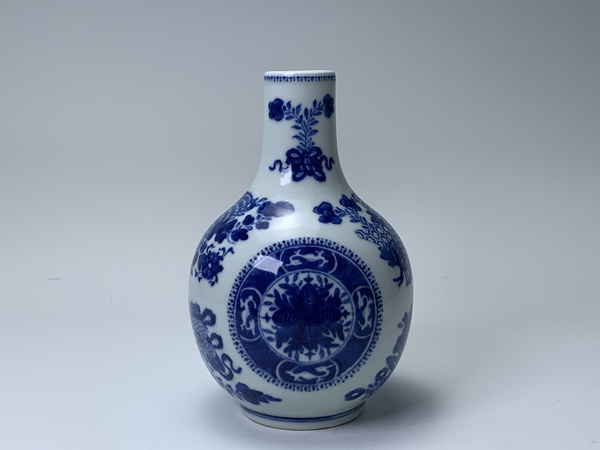 古玩嚴(yán)選清中晚·青花花卉紋天球瓶拍賣，當(dāng)前價格0元