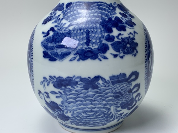 古玩陶瓷清中晚·青花花卉紋天球瓶拍賣，當(dāng)前價格0元