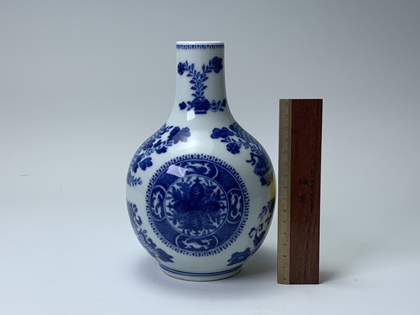 古玩陶瓷清中晚·青花花卉紋天球瓶拍賣，當(dāng)前價格0元