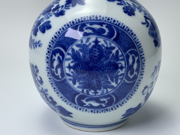 古玩陶瓷清中晚·青花花卉紋天球瓶拍賣，當(dāng)前價格0元