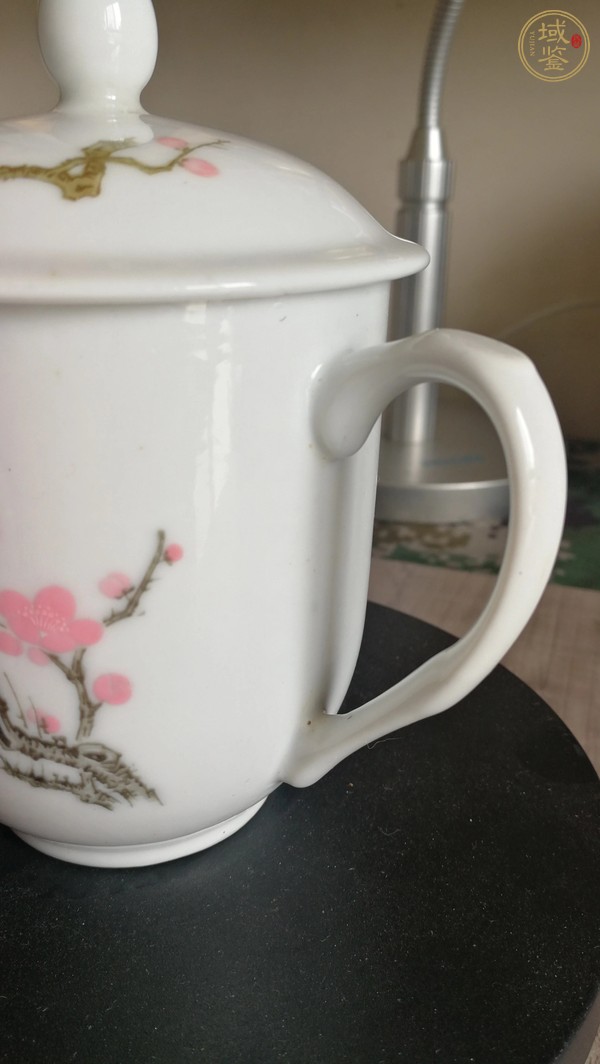 古玩執杯真品鑒賞圖
