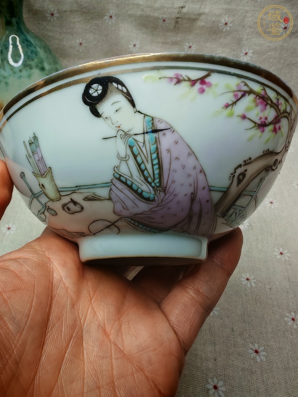 古玩陶瓷粉彩仕女人物茶碗真品鑒賞圖