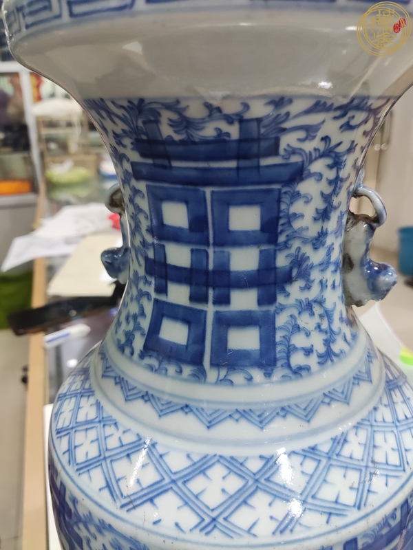 古玩陶瓷青花淡描花卉紋喜字撇口瓶真品鑒賞圖